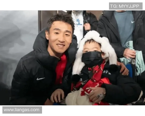 哪个足球明星在社交媒体上公开认领自己的儿子引发热议