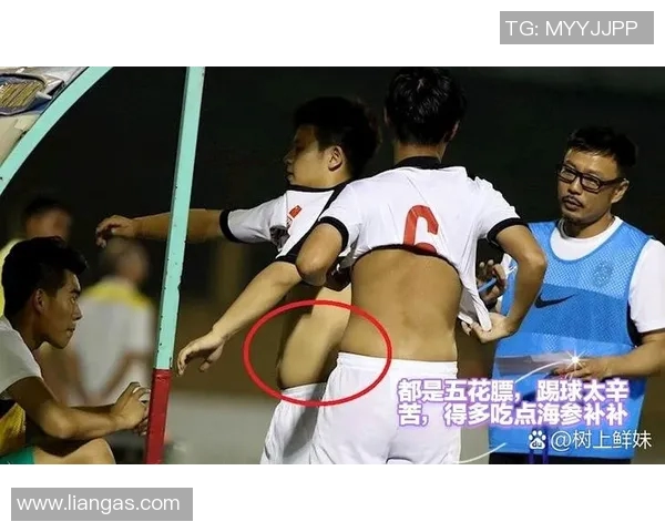 足球明星的儿子热爱篮球运动展现多才多艺的运动天赋