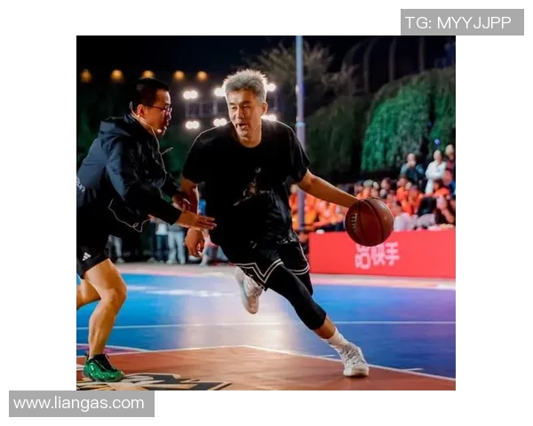 篮球明星挑战篮球机展现超凡技巧与趣味互动引发粉丝热潮